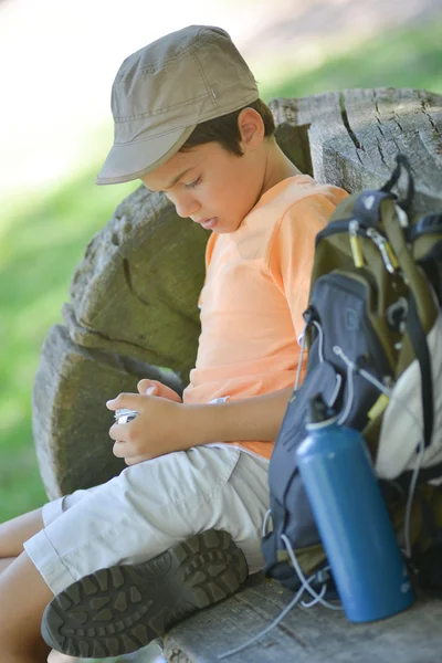 Jongetje wandelen alleen. — Stockfoto