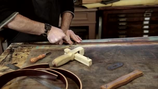 Leather goods craftsman at work in his workshop, France — Stock Video