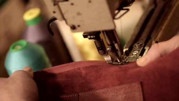 Lederwarenhandwerker bei der Arbeit in seiner Werkstatt, Frankreich — Stockvideo
