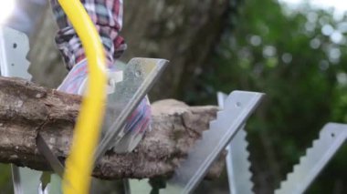 Komuta sizde bir günlük el testeresi closeup testere ile kesme