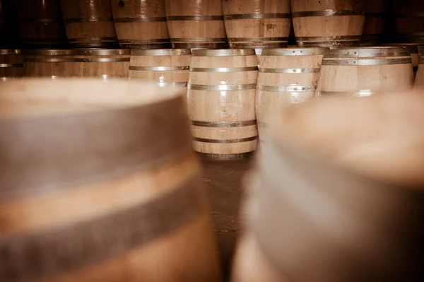 Barris de vinho empilhados em adega, Bordeaux Vineyard — Fotografia de Stock
