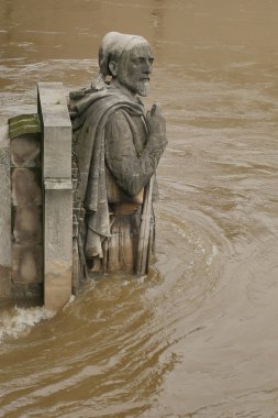 Paris'te Seine Nehri 30 yıldan fazla onun en yüksek düzeyinde bulunur. Zouave heykel