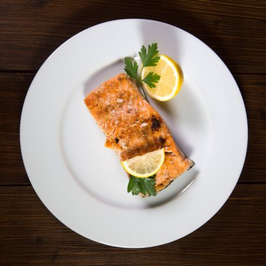 Yüksek açılı görünüş plaka ızgara somon