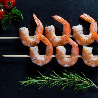 Kekik ve domates ile karides şiş