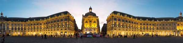 Bordeaux, Frankrijk, verlichte reflectie In Water bij Place De La — Stockfoto