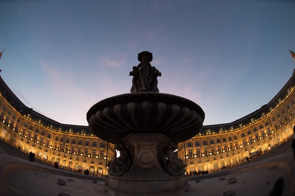 Bordeaux, França, Reflexão Iluminada na Água no Lugar De La — Fotografia de Stock