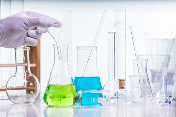 Gotas líquidas da pipeta de vidro de laboratório para o tubo de ensaio — Fotografia de Stock