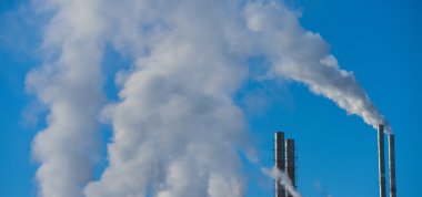 Gökyüzü karşı yığını yayan duman