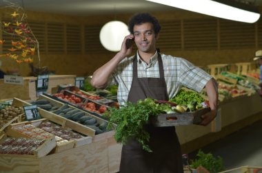 Tezgahtar olarak telefon ederek üretmek koridor süpermarket mağaza