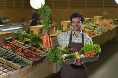 Çalışan tezgahtar üretmek koridor süpermarket mağaza
