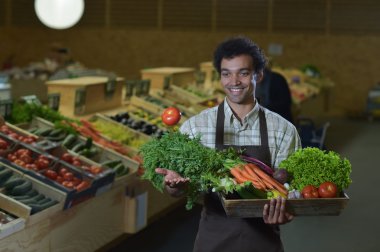 Çalışan tezgahtar üretmek koridor süpermarket mağaza