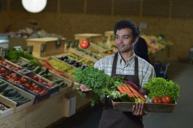 Çalışan tezgahtar üretmek koridor süpermarket mağaza
