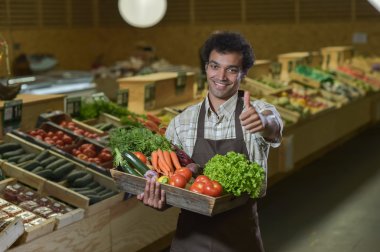 Çalışan tezgahtar üretmek koridor süpermarket mağaza