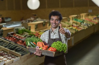 Çalışan tezgahtar üretmek koridor süpermarket mağaza