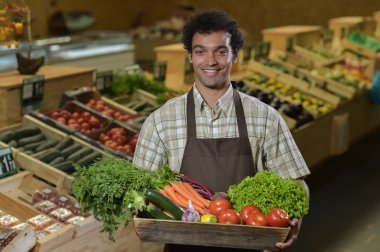 Çalışan tezgahtar üretmek koridor süpermarket mağaza