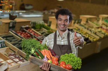 Çalışan tezgahtar üretmek koridor süpermarket mağaza