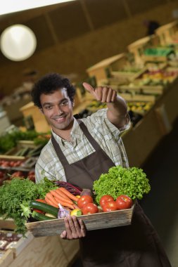 Çalışan tezgahtar üretmek koridor süpermarket mağaza