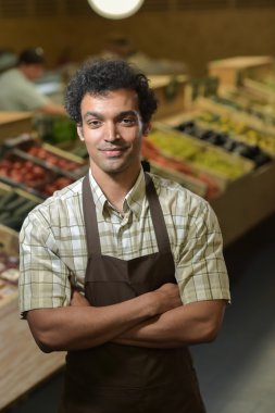 Süpermarket dükkanında çalışmaktan tezgahtar portresi