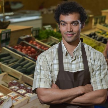 Süpermarket dükkanında çalışmaktan tezgahtar portresi