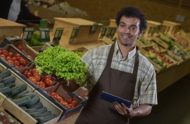 Bakkal çalışan stok listesi dijital tablet okuma