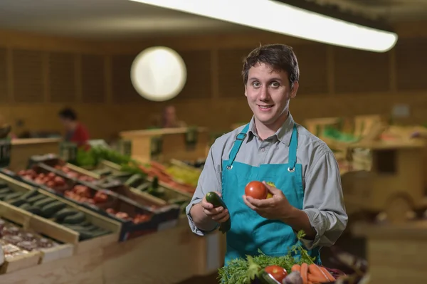 Verkäuferin jongliert im Supermarkt mit Tomaten — Stockfoto