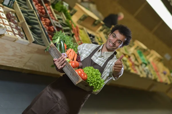 Escriturário de mercearia que trabalha no corredor de produtos da loja de supermercados — Fotografia de Stock