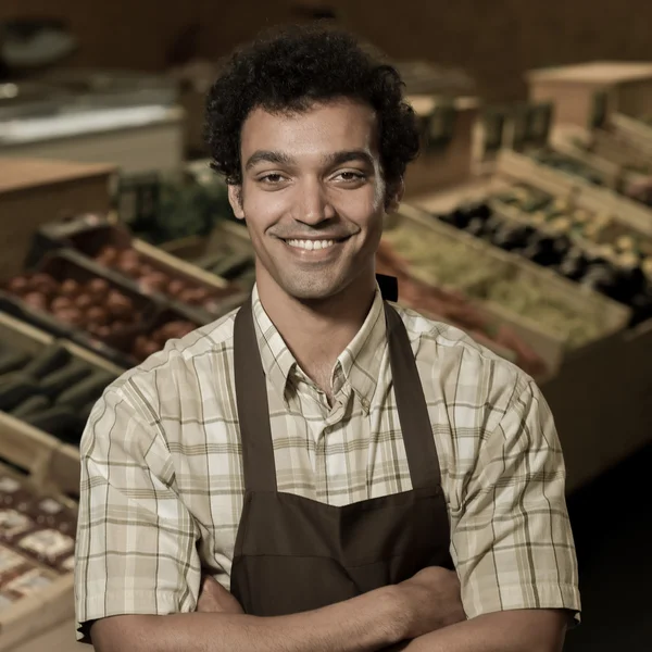 Retrato del empleado de la tienda de comestibles que trabaja en la tienda de supermercados —  Fotos de Stock