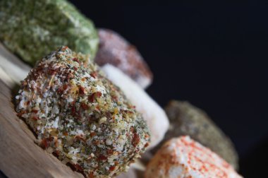 Bu yöreye keçi peyniri bir ahşap tepsi üzerinde çeşitli