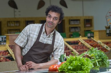 Süpermarket dükkanında çalışmaktan tezgahtar portresi