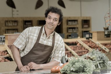 Süpermarket dükkanında çalışmaktan tezgahtar portresi