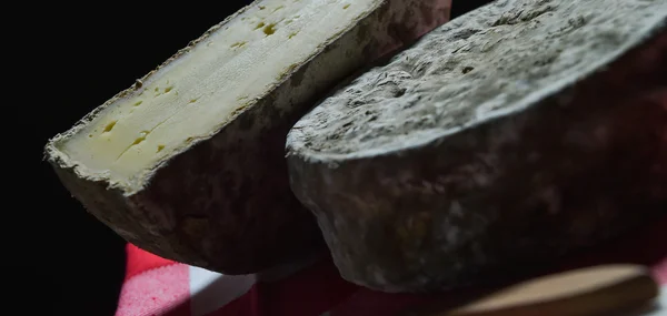 Franse tomme-kaas te koop op een marktkraam — Stockfoto