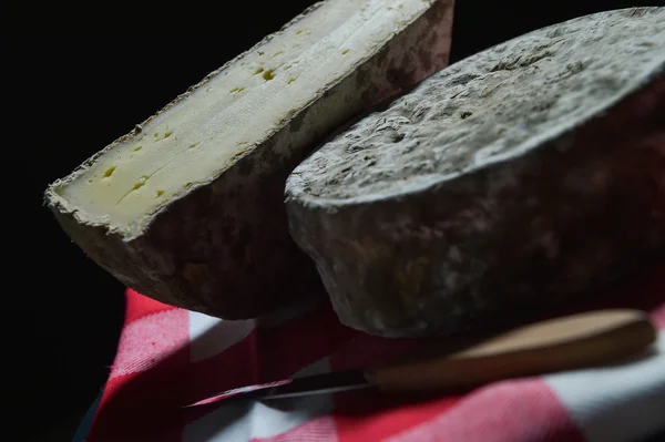 市場の屋台での販売のためのフランスのトムチーズ チーズ — ストック写真