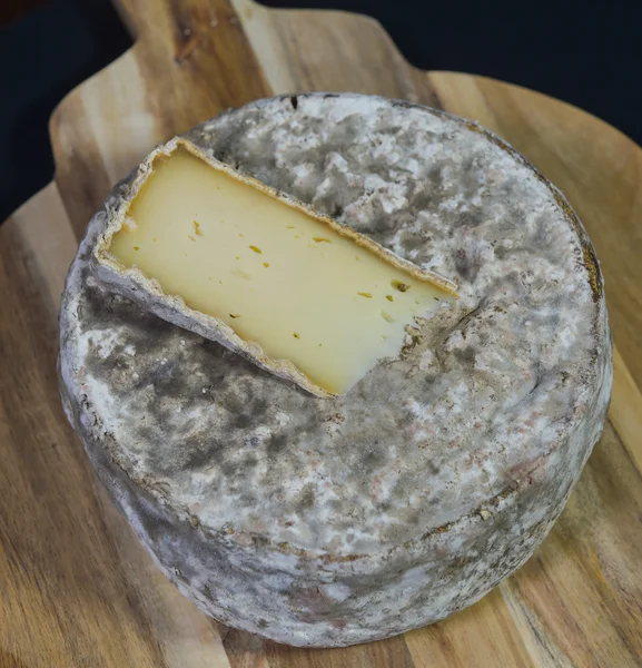 Franse tomme-kaas te koop op een marktkraam — Stockfoto