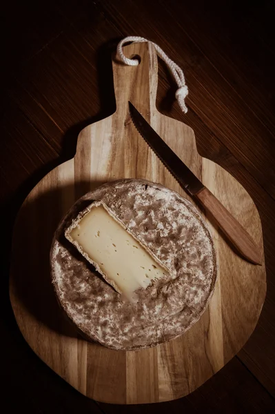 Queso de tomme francés a la venta en un puesto de mercado — Foto de Stock