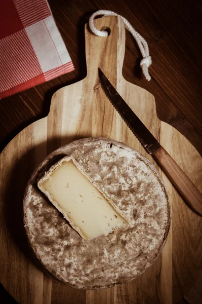 Franse tomme-kaas te koop op een marktkraam — Stockfoto