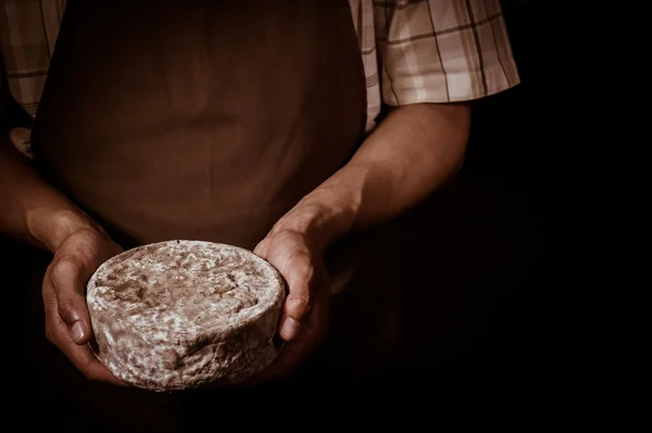 Queijo de tomate francês nas mãos de um fabricante de queijos — Fotografia de Stock