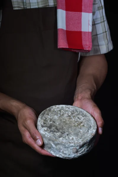 Franska tomme ost i händerna på en cheesemaker — Stockfoto