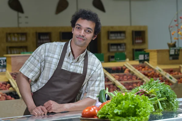Retrato del empleado de la tienda de comestibles que trabaja en la tienda de supermercados — Foto de Stock