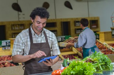 Bakkal çalışan stok listesi dijital tablet okuma