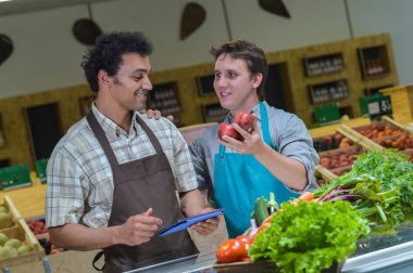 Süpermarket dükkanında çalışmaktan iki tezgahtar portresi