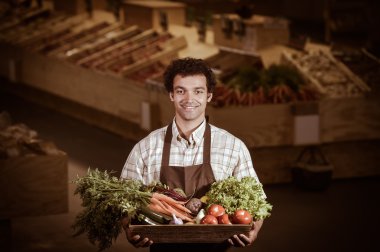 Süpermarket dükkanında çalışmaktan tezgahtar portresi