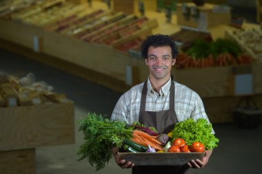 Süpermarket dükkanında çalışmaktan tezgahtar portresi