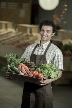 Süpermarket dükkanında çalışmaktan tezgahtar portresi