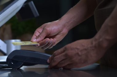 Bir ticaret nfc sistem kredi kartı ile ödeme.