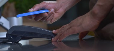 Bir ticaret nfc sistemi cep telefonu ile ödeme.