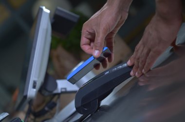 Bir ticaret nfc sistemi cep telefonu ile ödeme.
