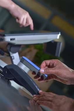 Bir ticaret nfc sistemi cep telefonu ile ödeme.