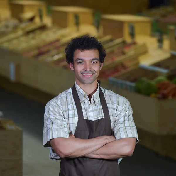 Retrato del empleado de la tienda de comestibles que trabaja en la tienda de supermercados —  Fotos de Stock