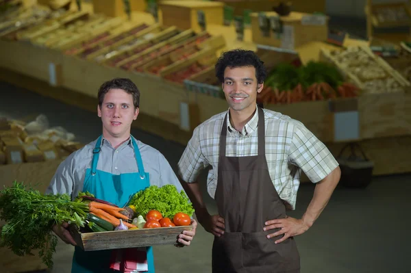Retrato de dois funcionários de mercearia que trabalham em supermercado — Fotografia de Stock