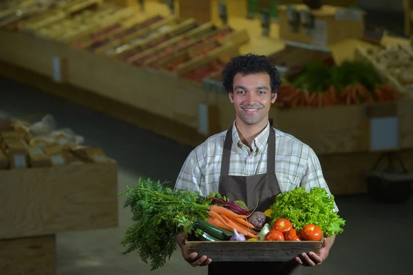 Retrato del empleado de la tienda de comestibles que trabaja en la tienda de supermercados — Foto de Stock